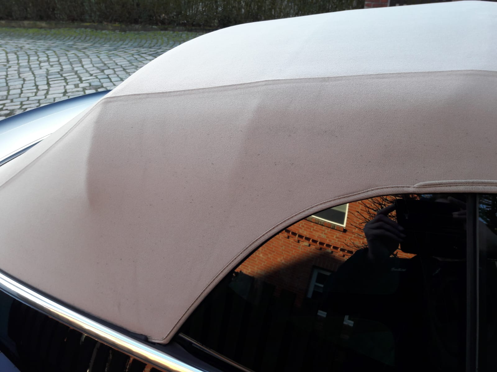Gereinigtes Cabrio-Verdeck mit Abperleffekt