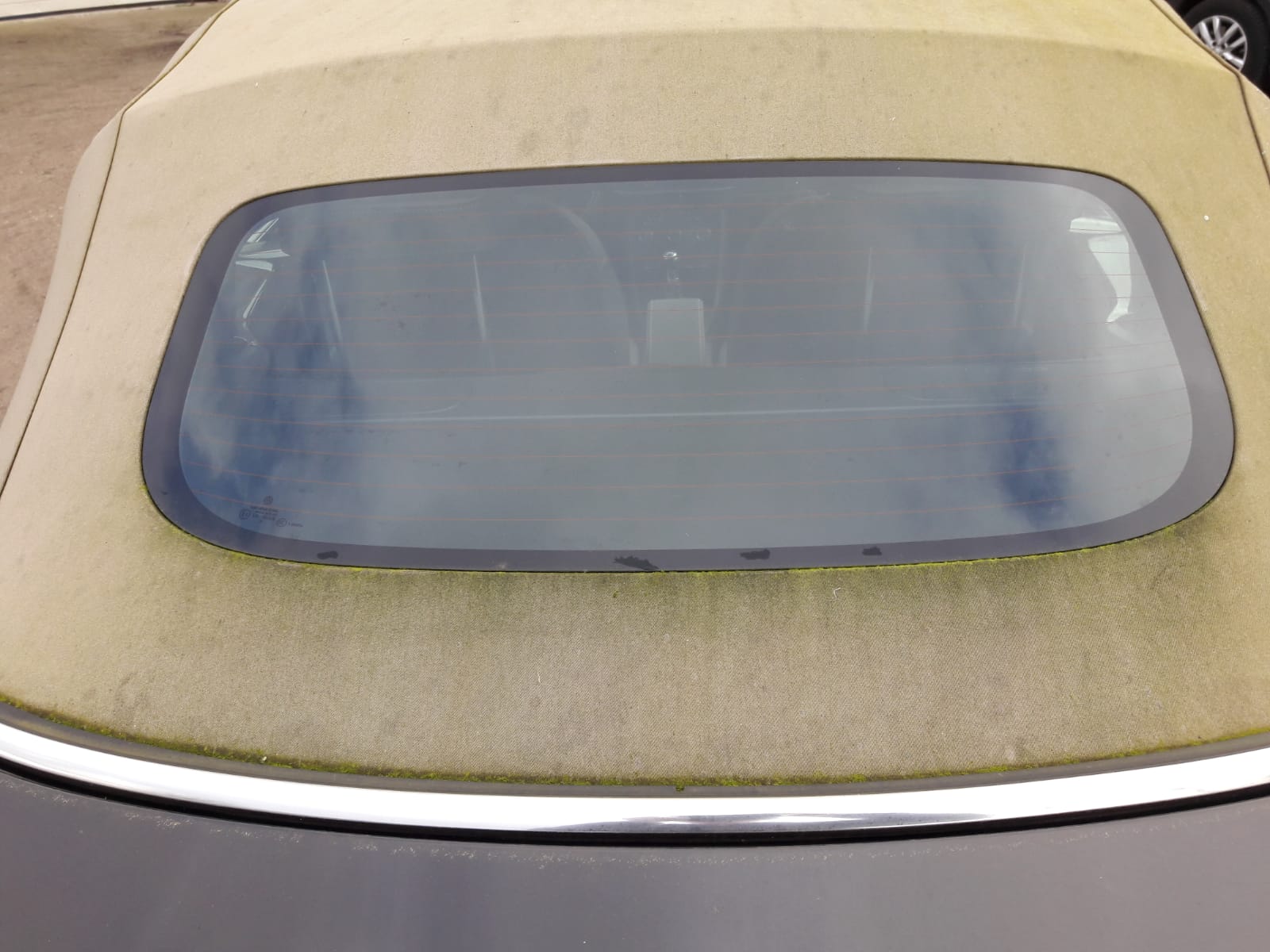 Cabrio-Stoffverdeck vor der Reinigung