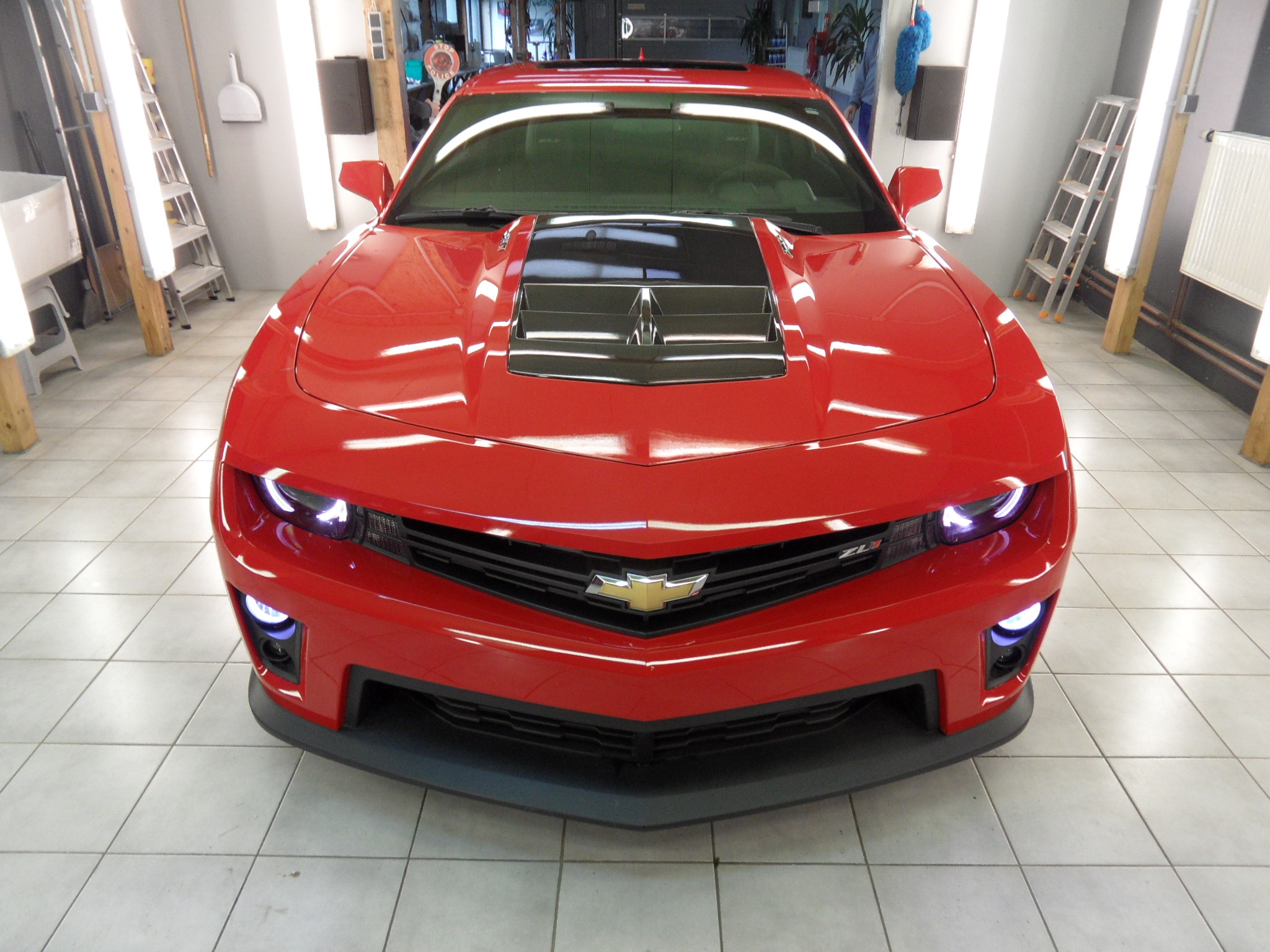Roter Chevrolet Camaro mit versiegeltem Lack