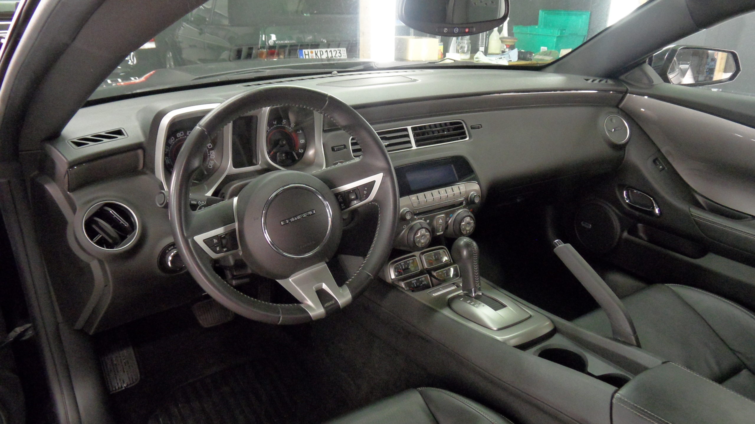 Gereinigter Fahrzeuginnenraum mit gepflegten Ledersitzen