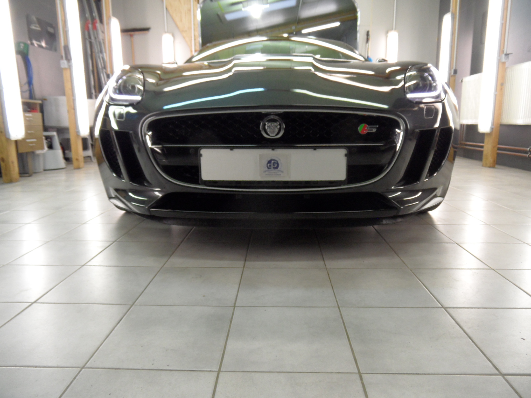 Jaguar mit hochglänzender Keramik-Versiegelung